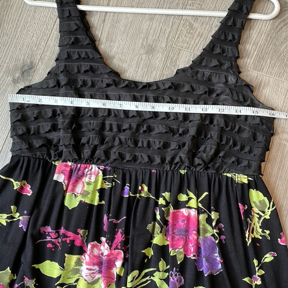 Weston Wear Ruffled Tank top with empire waist with Flower pattern . - Picture 6 of 9